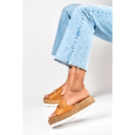 Dámské pantofle oranžové barvy s nízkým klínkem oranžový 2