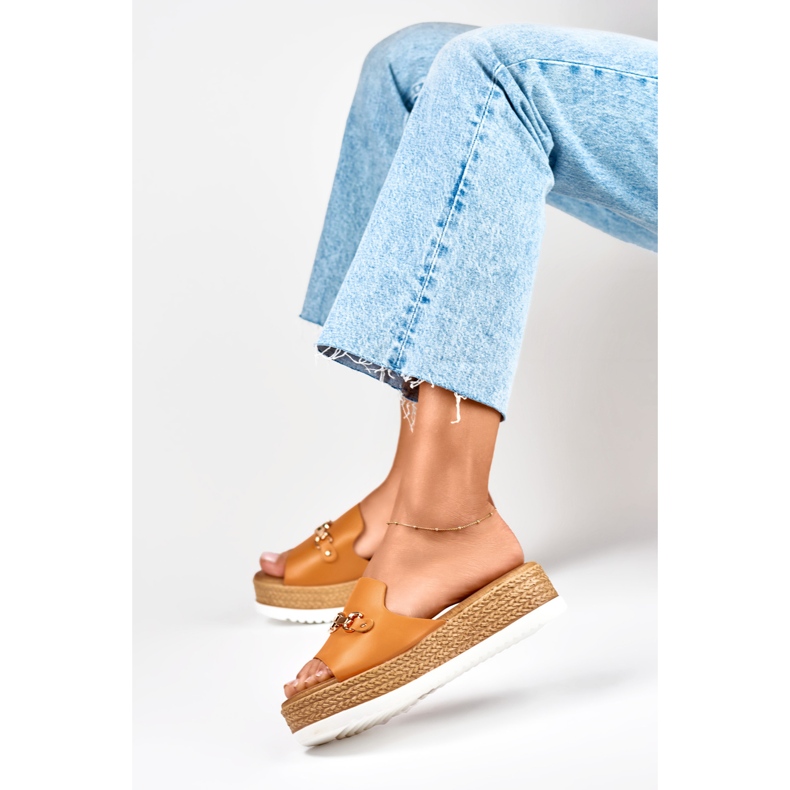 Dámské pantofle oranžové barvy s nízkým klínkem oranžový 2