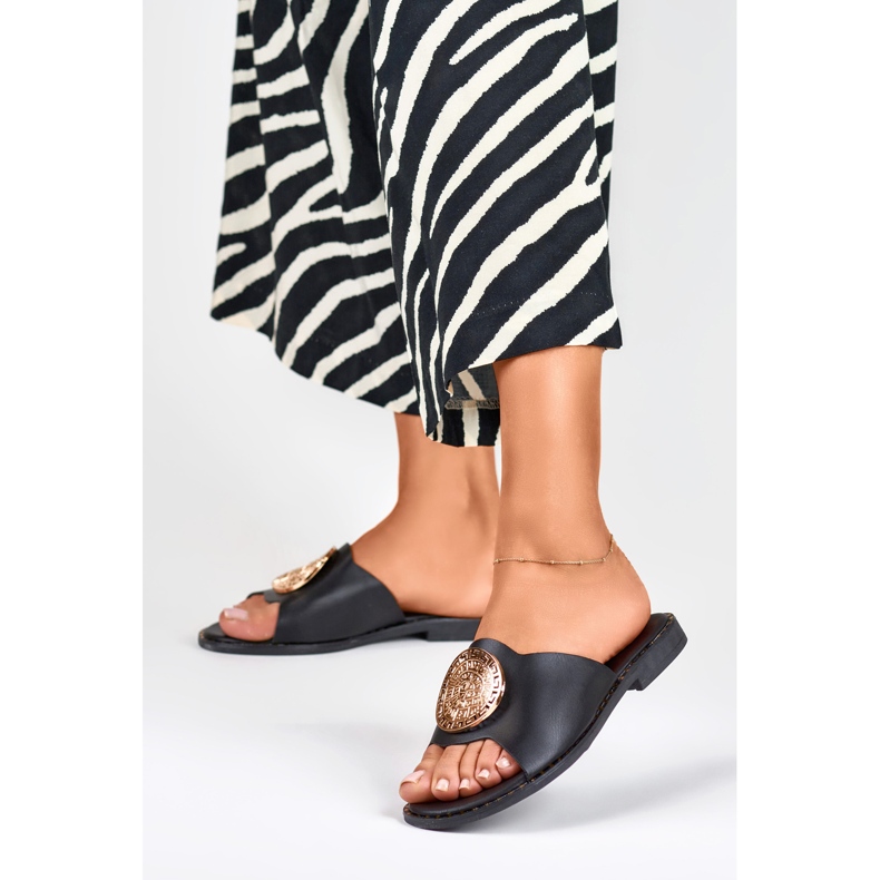 Dámské černé pantofle se zlatým zdobením černá 2