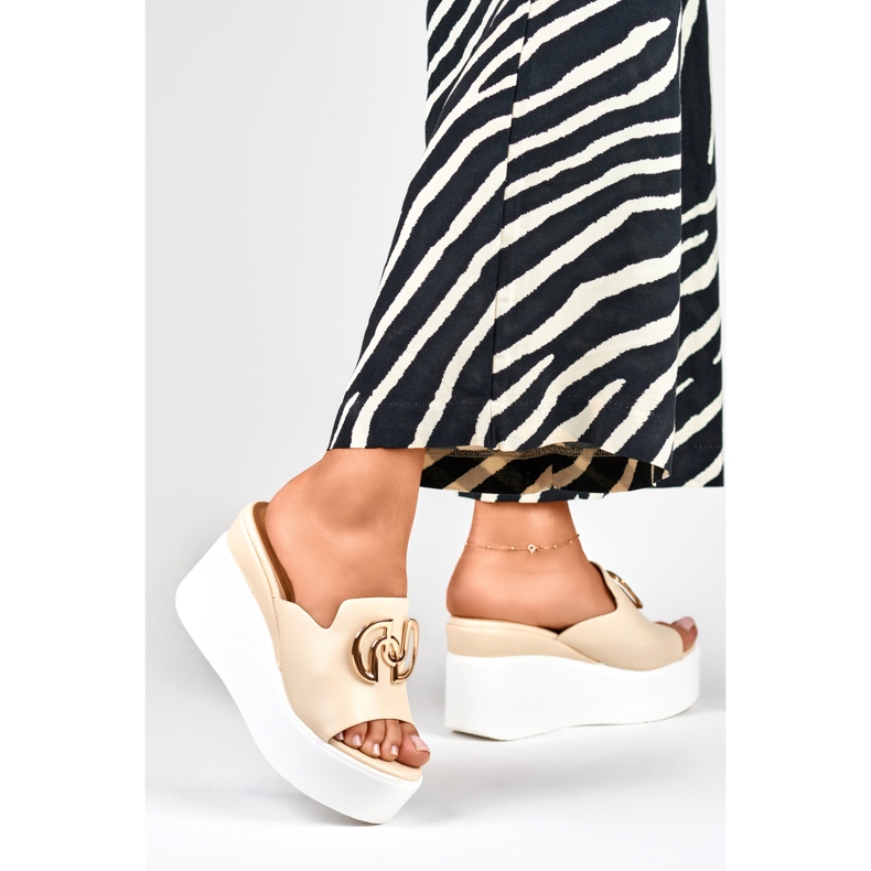 Elegantní béžové dámské pantofle na klínku béžový 1