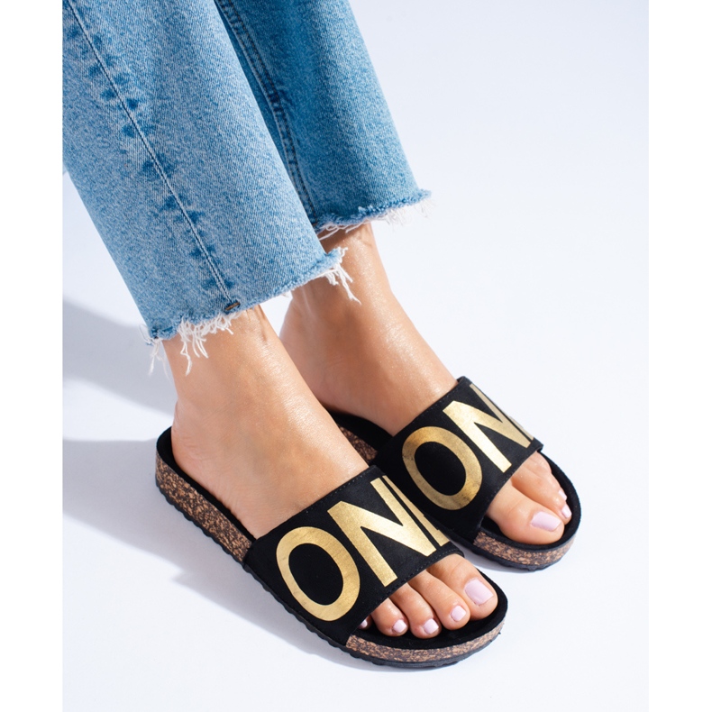 Černé žabky se zlatým písmem na čepici Shelovet černá 1