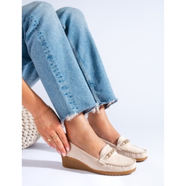 Béžové semišové boty na klínku značky Shelovet béžový 1