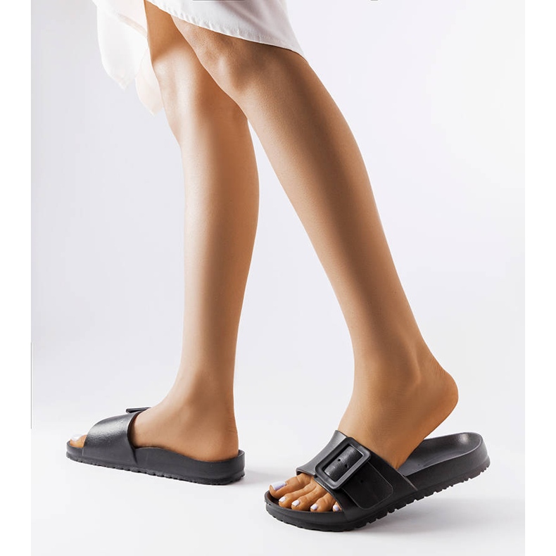 Černé gumové jezdce s přezkou od firmy Nelm černá 2