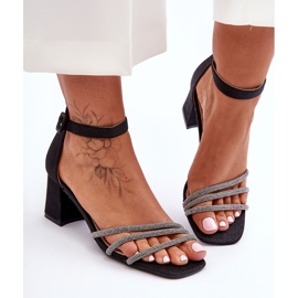 PG1 Lesklé sandály na podpatku Black Enenor černá 1