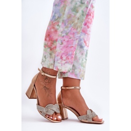 Sandály na nízkém podpatku s kamínky z růžového zlata Monra zlatý 1