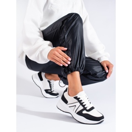 Béžovo bílé dámské sportovní boty značky Shelovet bílý černá 1