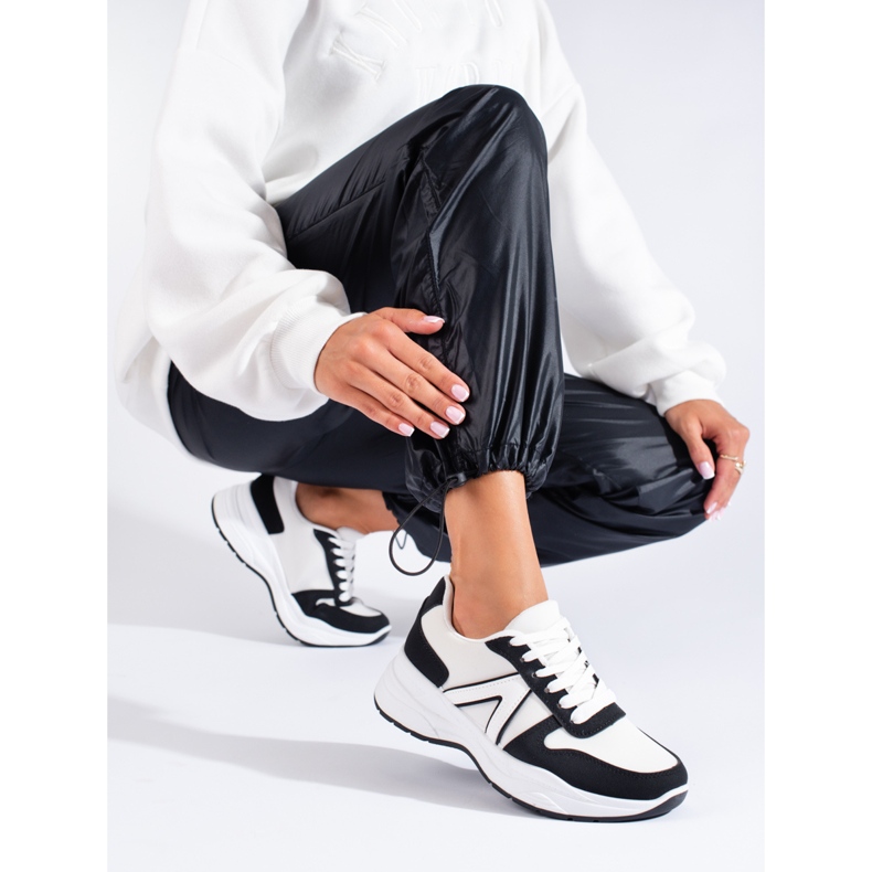 Béžovo bílé dámské sportovní boty značky Shelovet bílý černá 1