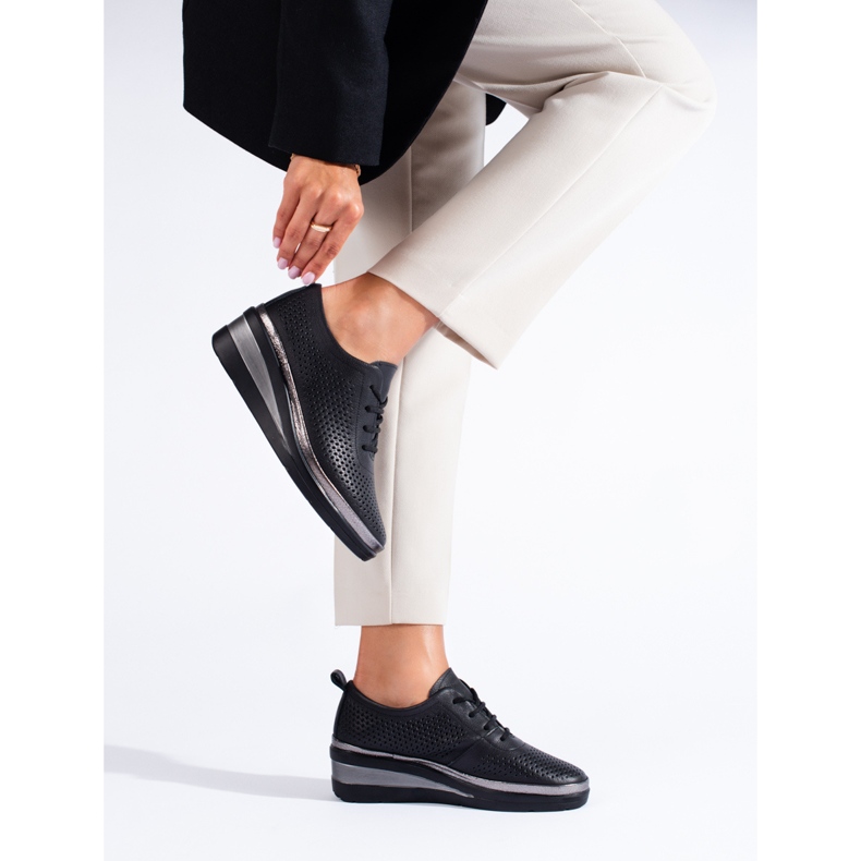 Černé kožené boty na klínku značky T.Sokolski černá 2