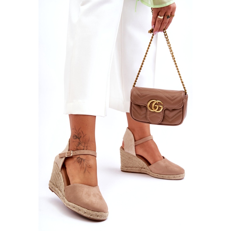 Semišové béžové klínové sandály béžový 6