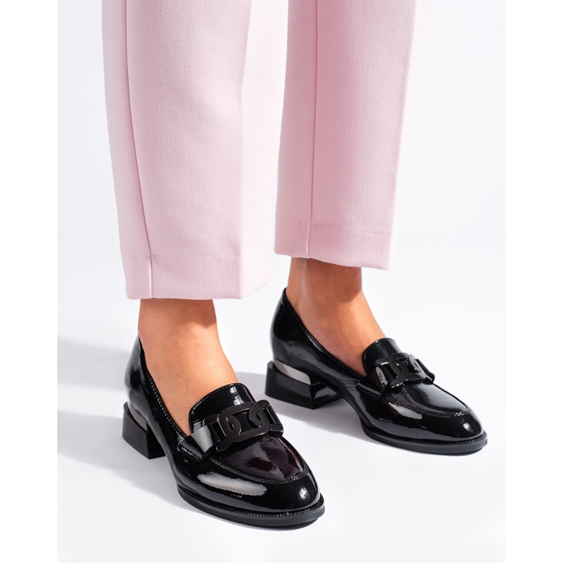 Dámské černé lakované boty s přezkou Vinceza černá 1