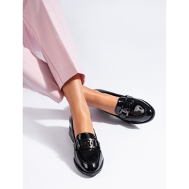 Dámské černé lakované boty s přezkou Vinceza černá 2