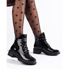 Dámské černé lakované kozačky Vinceza černý 1