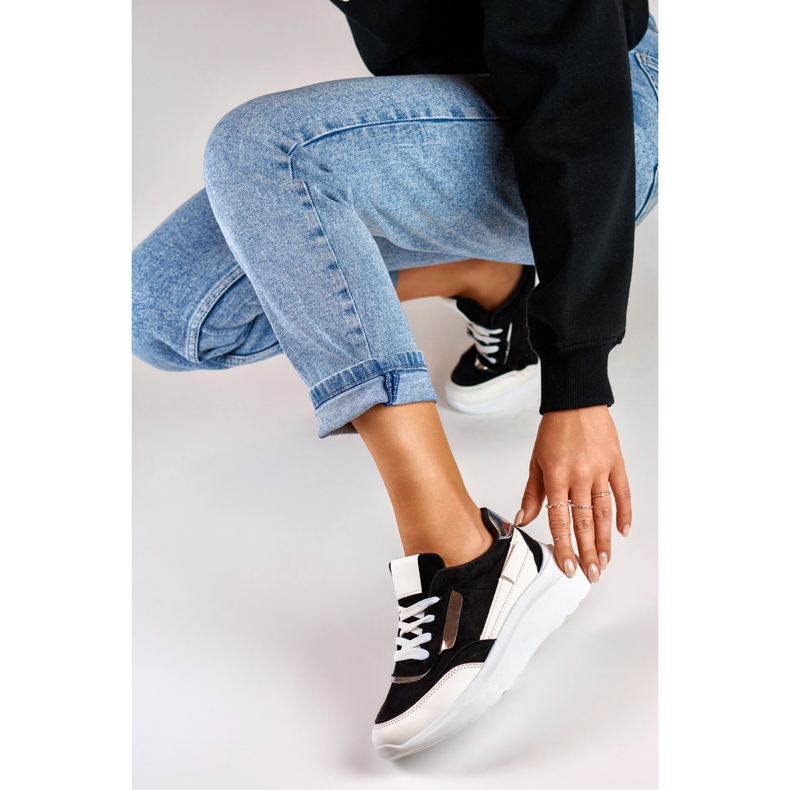 Černé sportovní boty s bílou podrážkou černá 1