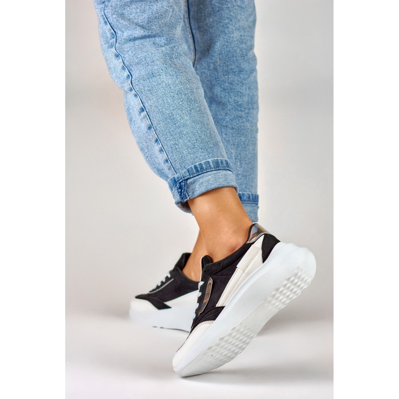Černé sportovní boty s bílou podrážkou černá 2