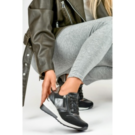 Černé sportovní boty na klínku černá 1 Černé sportovní boty na klínku černá 1