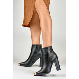 Černé dámské kozačky s ozdobným bodcem černý 2