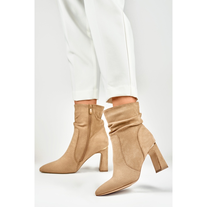 Dámské béžové kozačky na zdobeném sloupku béžový 2 Dámské béžové kozačky na zdobeném sloupku béžový 2