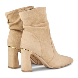 Dámské béžové kozačky na zdobeném sloupku béžový 1 Dámské béžové kozačky na zdobeném sloupku béžový 1