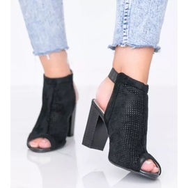 Černé prolamované sandály na sloupku Veronika černá 2