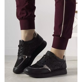 Černé sportovní tenisky s prolamovaným vzorem festivalu černá 1