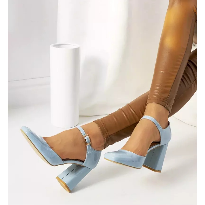 Modré lodičky na sloupku Clement modrý 1