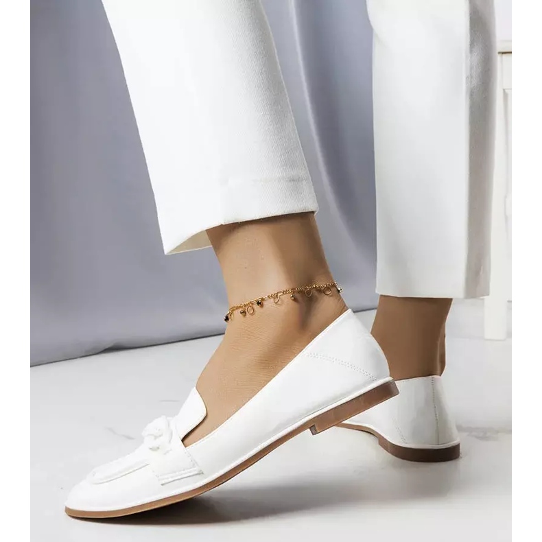 BM Bílé mokasíny zdobené řetízkem Bobbie bílý 2