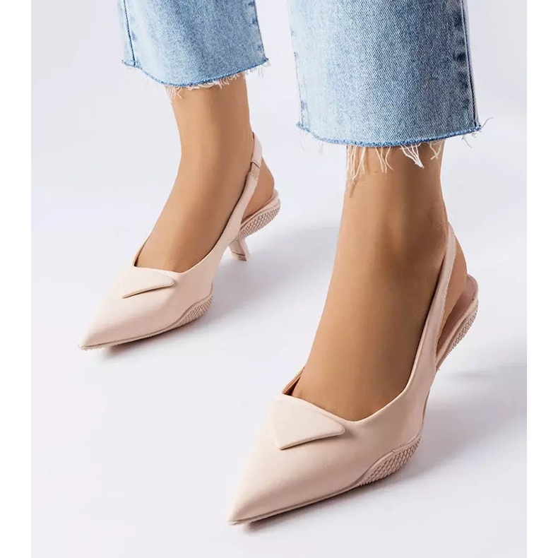 Béžové sandály na nízkém podpatku značky Labonté béžový 1 Béžové sandály na nízkém podpatku značky Labonté béžový 1