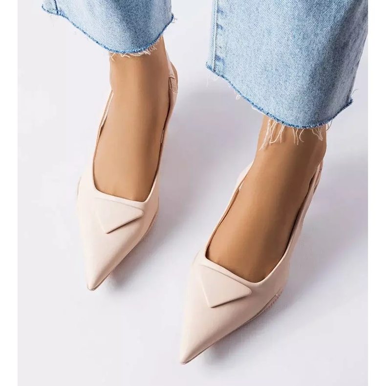 Béžové sandály na nízkém podpatku značky Labonté béžový 2 Béžové sandály na nízkém podpatku značky Labonté béžový 2