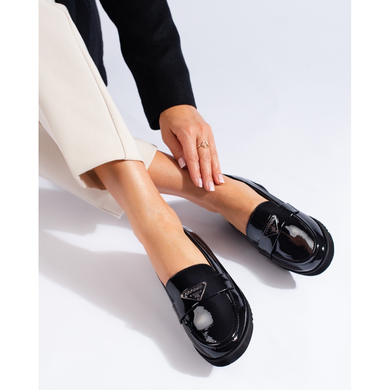 Patentované černé nízké boty na klínku od Shelovet černá 1