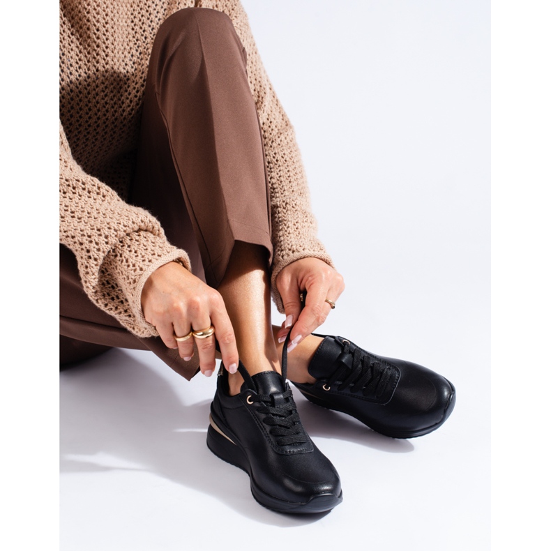 Černé kožené tenisky na klínku od Shelovet černá 1