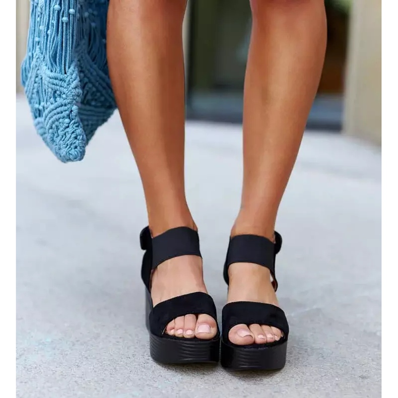 Černé sandály na klínku z romštiny černá 1