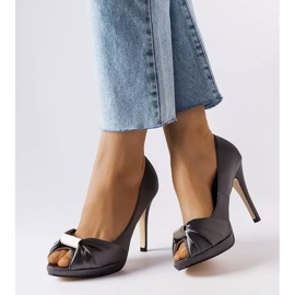 Šedé vykukující podpatky od Paré šedá 1