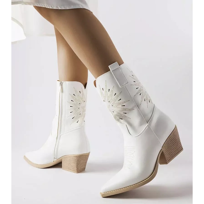 Bílé kovbojské boty Leopardi se zdobeným svrškem bílý 1