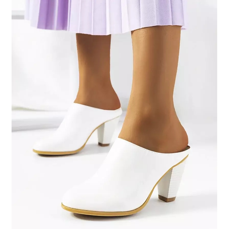 Bílé pantofle na sloupku Plotkin bílý 1