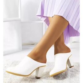 Bílé pantofle na sloupku Plotkin bílý 2