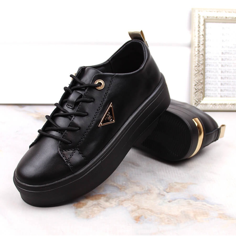 Kožené dámské boty na černé platformě Filippo černá 1