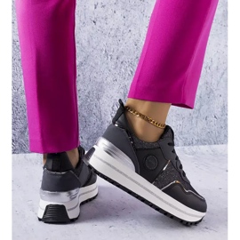 Černé tenisky se třpytivými vsadkami od Léves černá 1 Černé tenisky se třpytivými vsadkami od Léves černá 1