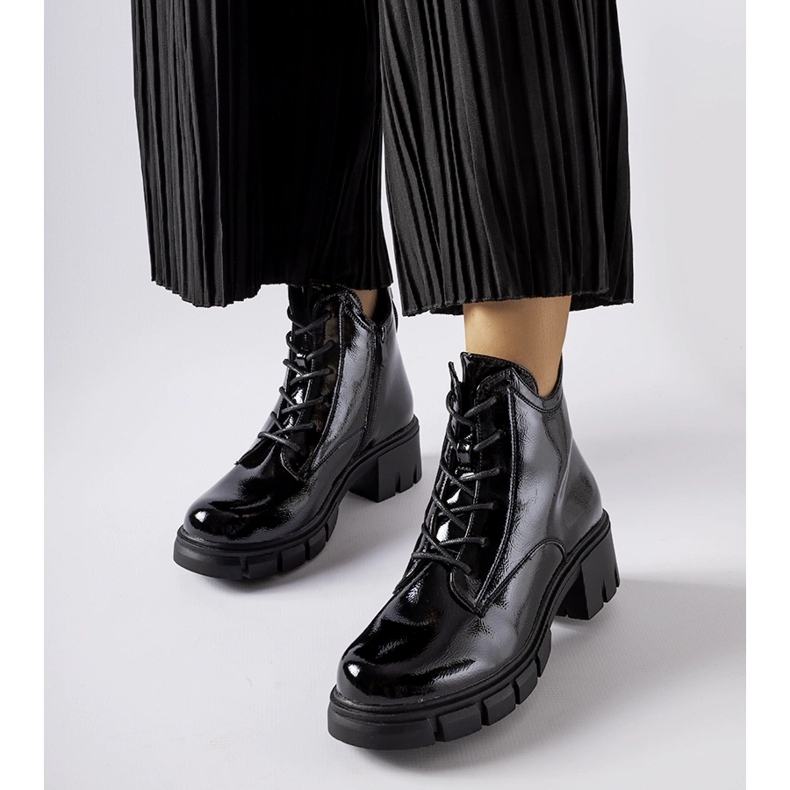 Černé zateplené lakované kotníkové boty Vinceza černá 1