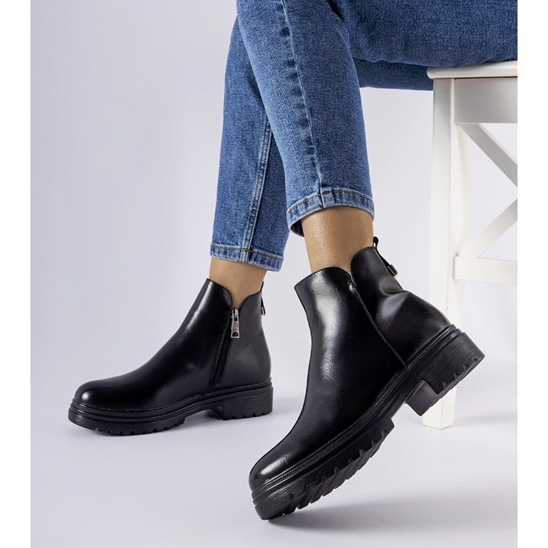 Černé zateplené kozačky značky Vinceza černá 2