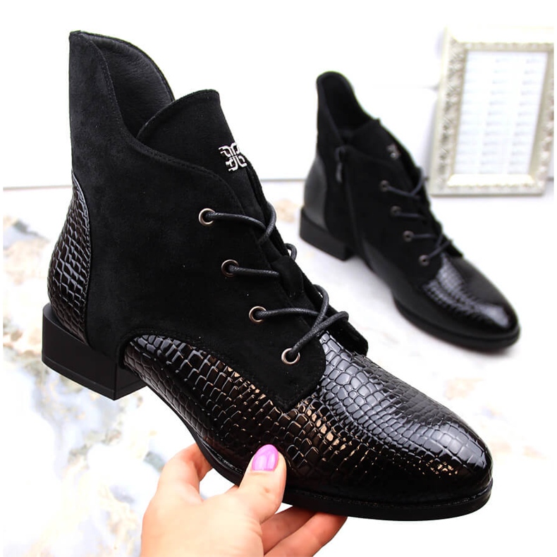 Černé zateplené dámské kozačky na plochém podpatku Vinceza 16439 černá 1 Černé zateplené dámské kozačky na plochém podpatku Vinceza 16439 černá 1