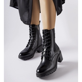 Černé zateplené kotníkové boty značky Vinceza černá 1