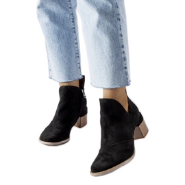 Černé kotníkové boty Busson s nepravidelným svrškem černá 1