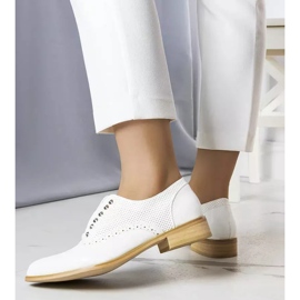 BM Bílé prolamované boty s cvočky od Erin bílý 2