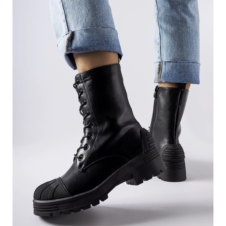 Černé dělnické boty se silnou podrážkou Manara černá 1