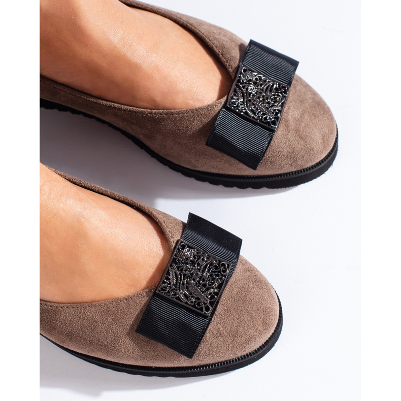 Tmavě béžové semišové lodičky na nízkém klínku od Shelovet béžový 2