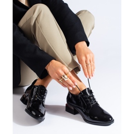 Černé lakované šněrovací boty na podpatku Vinceza černá 1