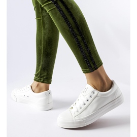 NEWS Bílé klasické tenisky Mushirah bílý 1