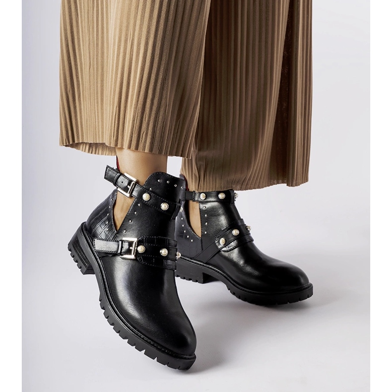 Černé kotníkové boty s výřezem a perličkami Asker černá 1