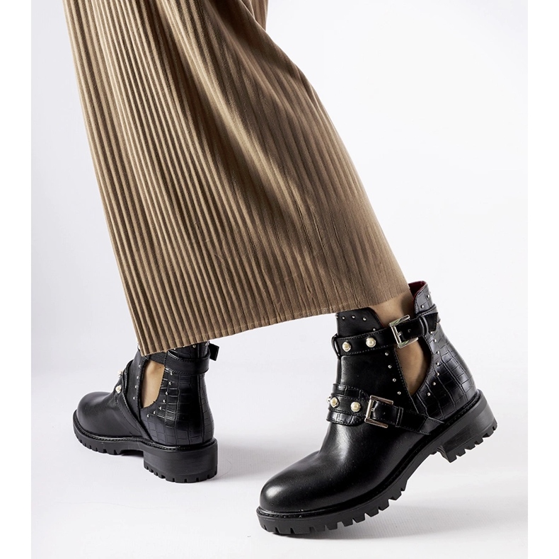 Černé kotníkové boty s výřezem a perličkami Asker černá 2