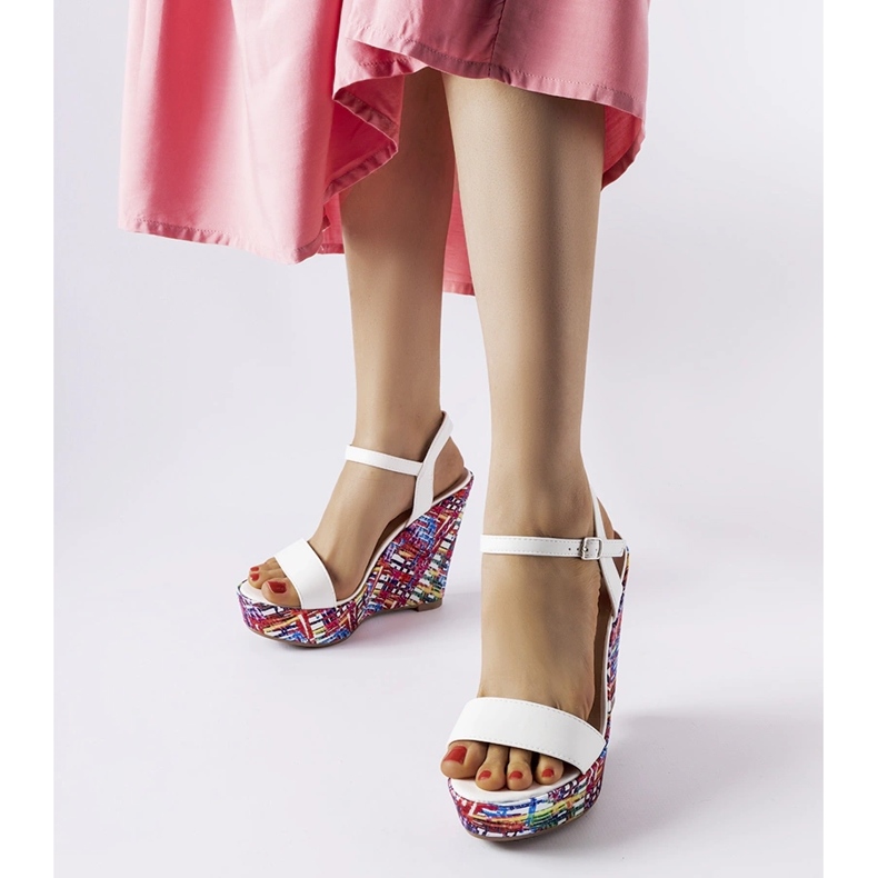 Bílé sandály na klínku zdobené fairmont bílý 1